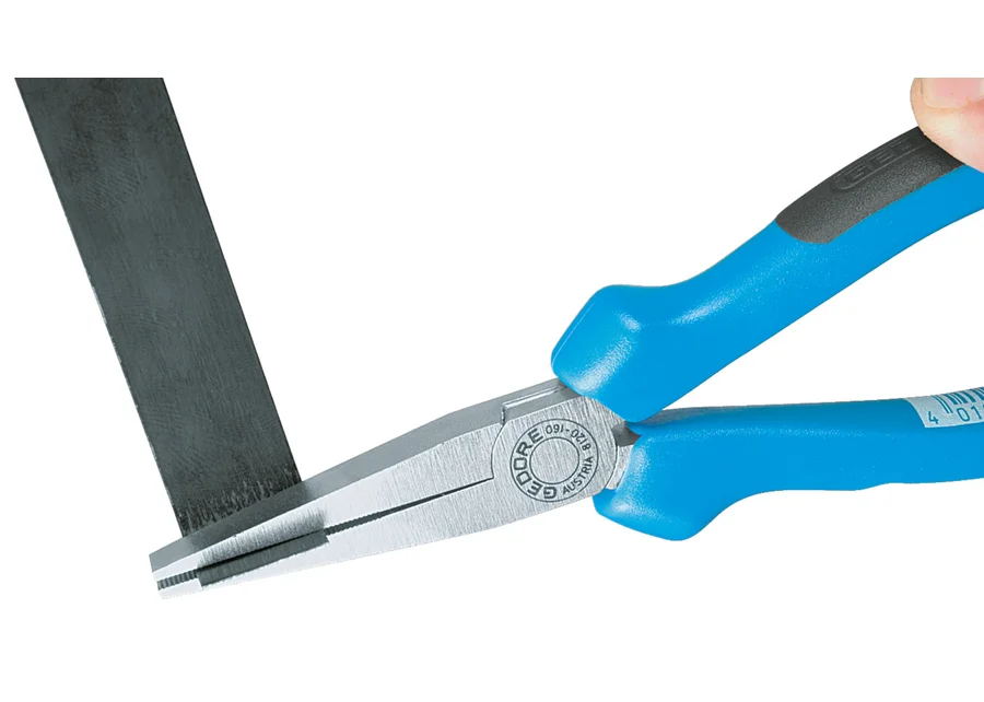GEDORE serrated flat-nose pliers, application image
