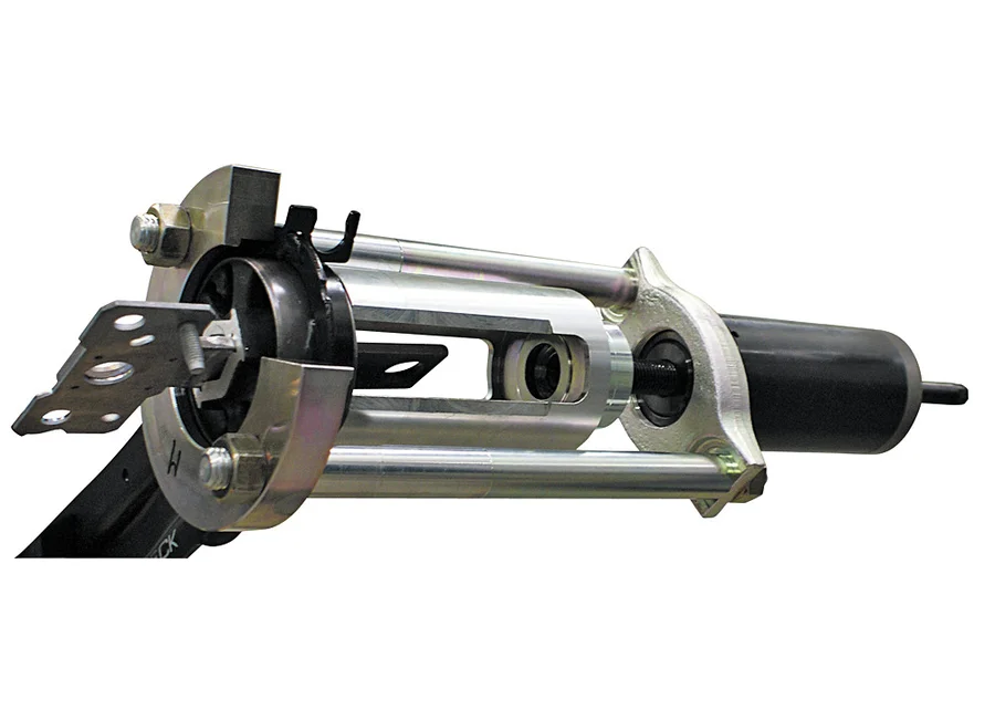 GEDORE Automotive bonded rubber bushing tool set, application image no. 1