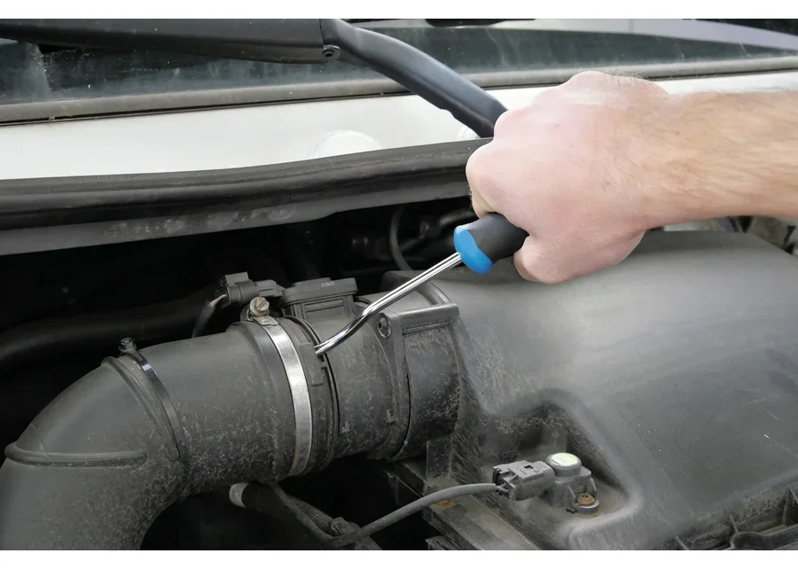 GEDORE Automotive Schlauch-Lösewerkzeug, Anwendungsbild