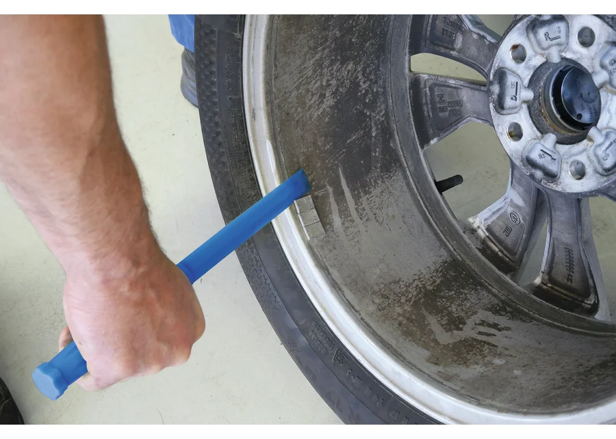 GEDORE Automotive Klebegewicht-Entferner, Anwendungsbild Nummer 2