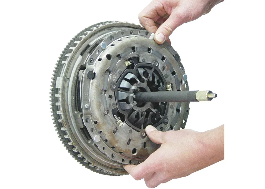 GEDORE Automotive universal SAC clutch tool set, application image no. 3