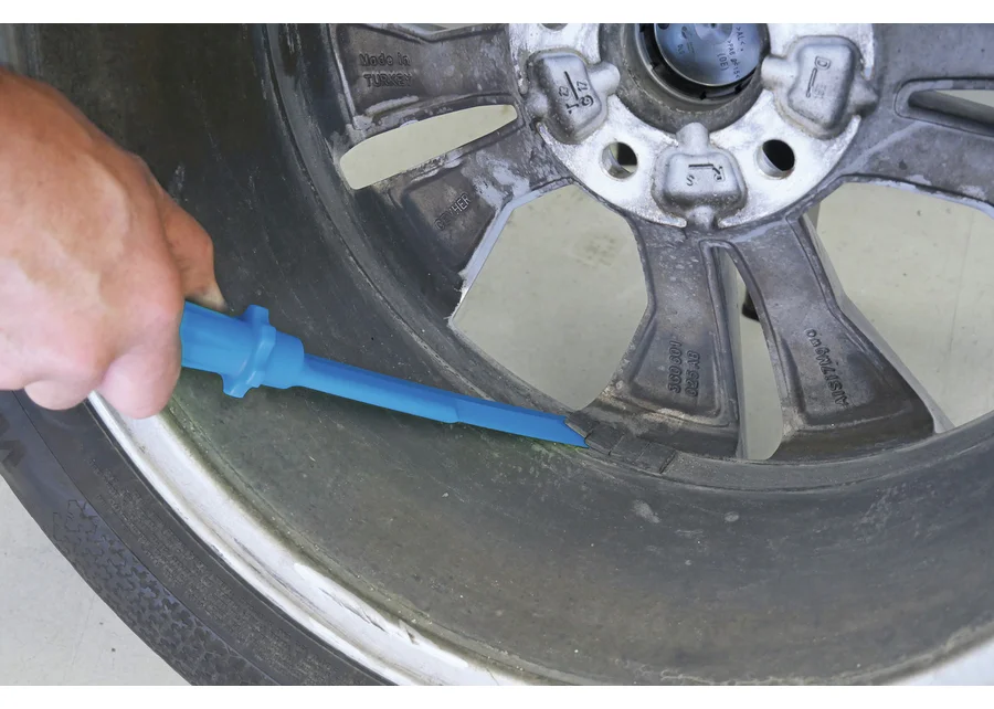 GEDORE Automotive Klebegewicht-Entferner, Anwendungsbild Nummer 1