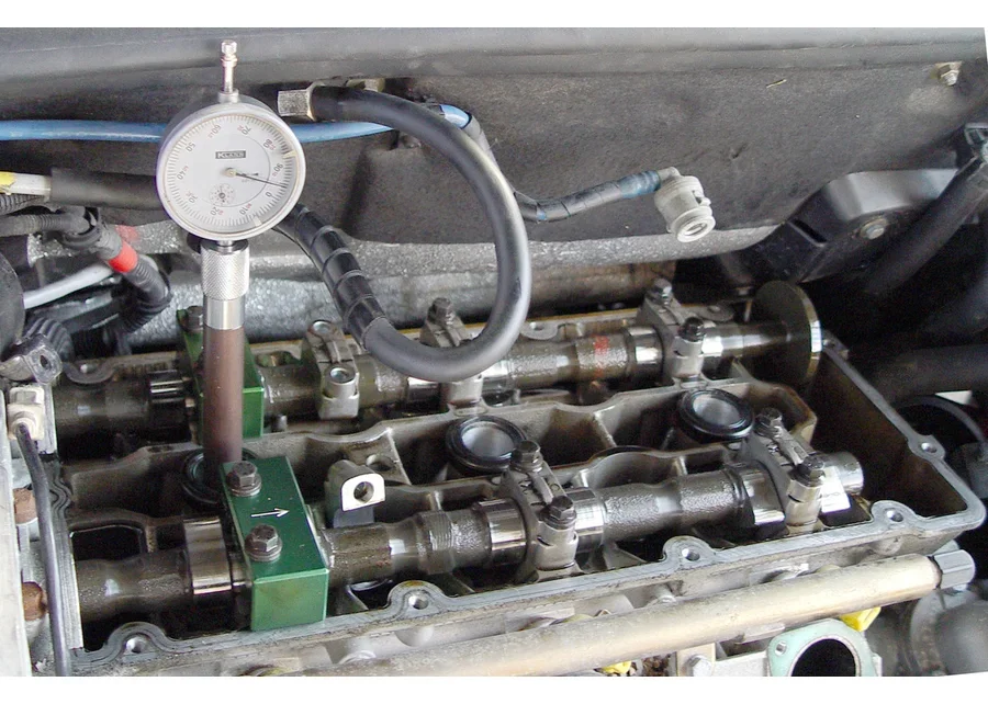 GEDORE Automotive adapter for dial indicator, application image