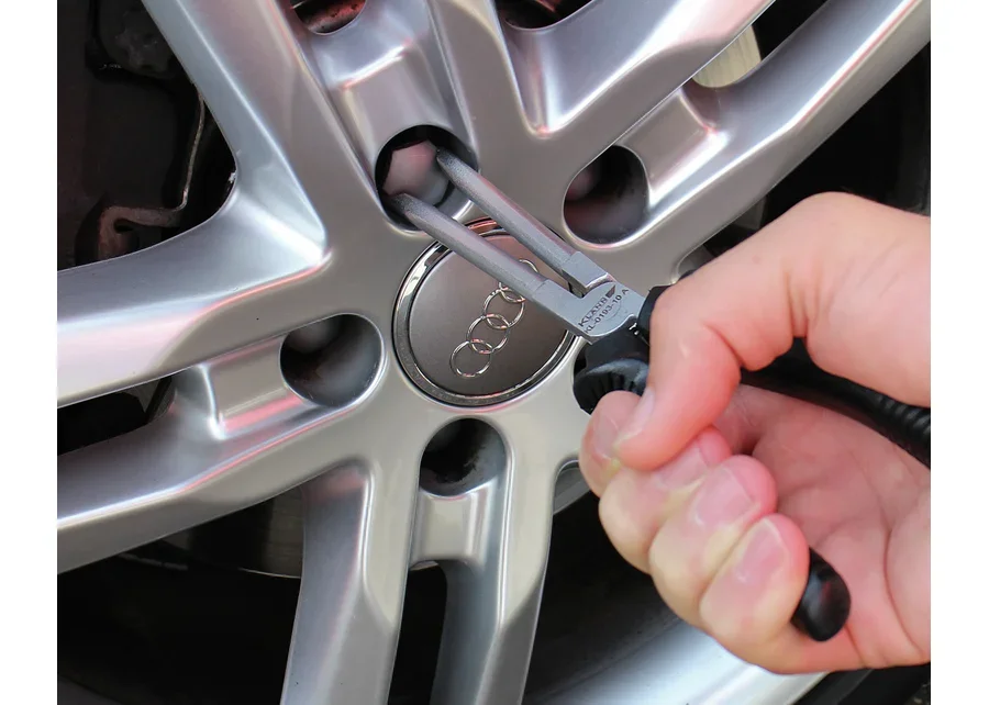 GEDORE Automotive protective cap pliers, application image no. 1