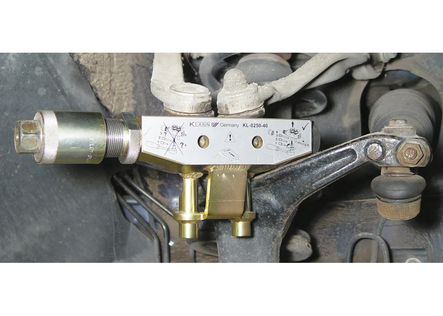 GEDORE Automotive clamping screw tool, application image no. 2