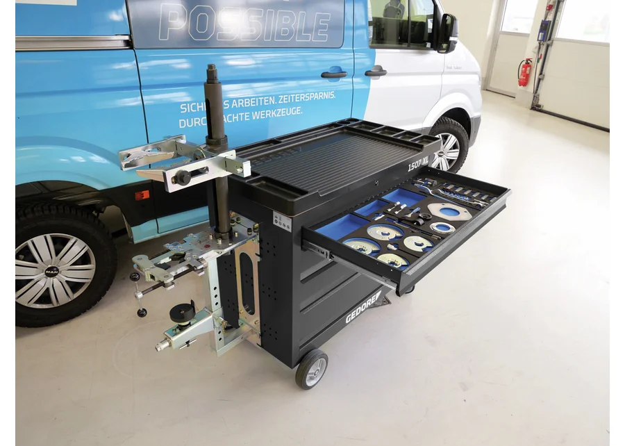 GEDORE Automotive rolling workbench with "springs and shock absorbers" assortment, application image