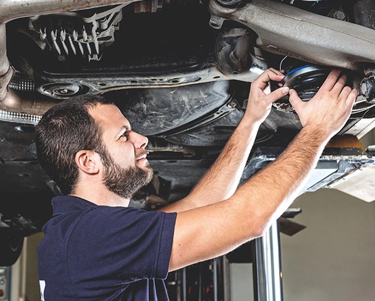 GEDORE Feinmechanik-Ratsche bei Arbeiten an einer schwer zugänglichen Schraubverbindung