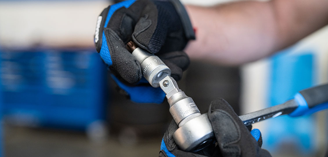 Mechaniker steckt eine Verlängerung auf eine GEDORE Umschaltknarre