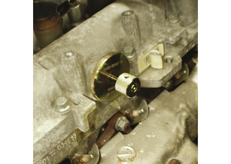 GEDORE Automotive locking tool set, application image
