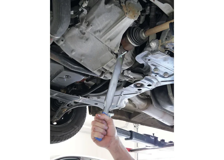 GEDORE Automotive Demontagehebel für Gelenkwellen, Anwendungsbild Nummer 1