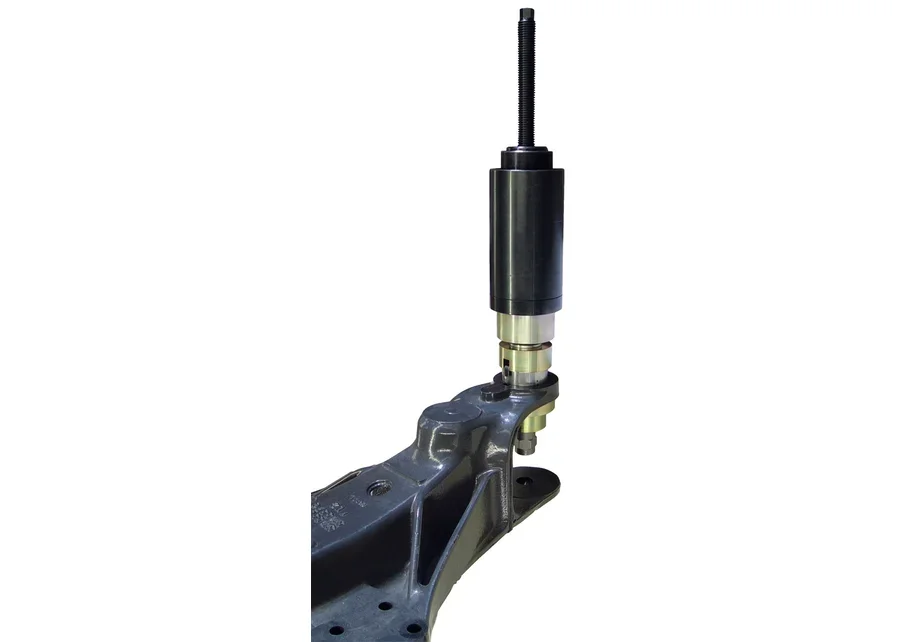 GEDORE Automotive bonded rubber bush tool set, application image no. 1