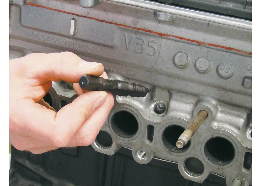 GEDORE Automotive M8x1 glow plug tool set, application image no. 2