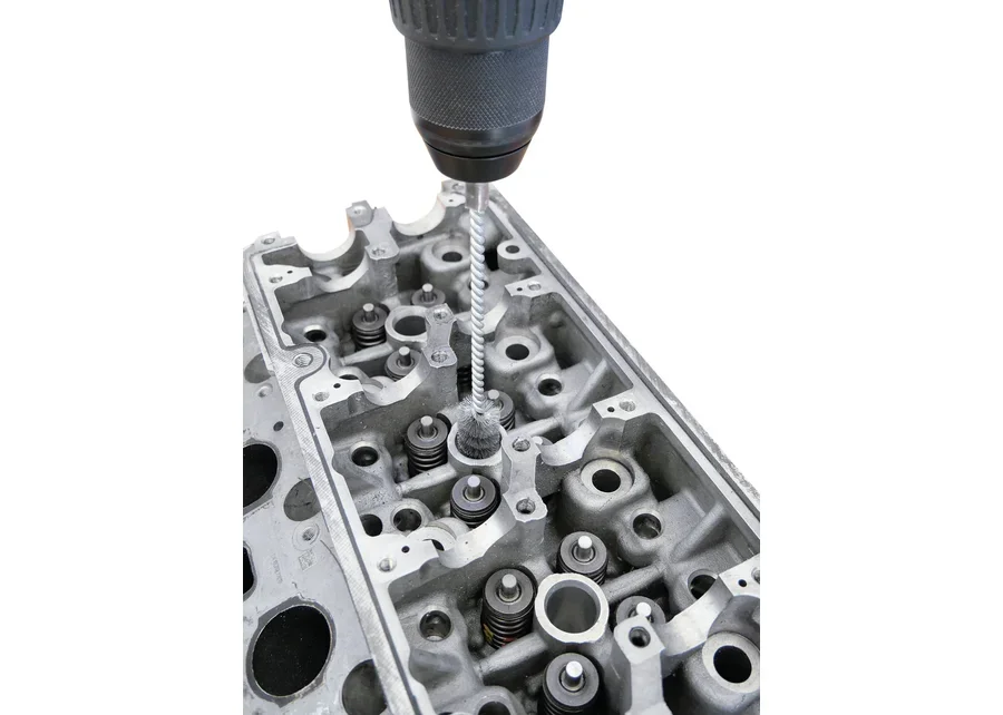GEDORE Automotive injector bore cleaning tool, application image no. 2