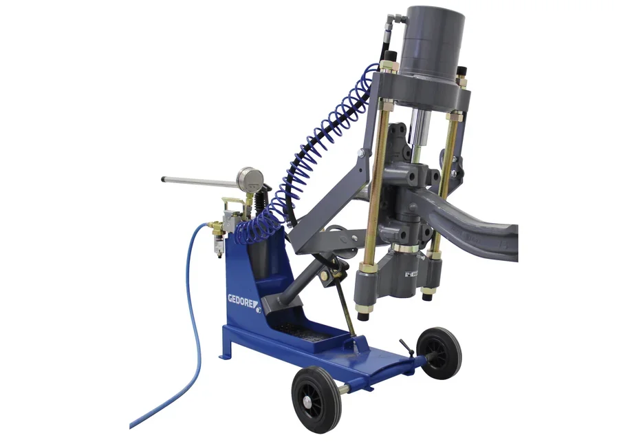 GEDORE Automotive 65 t kingpin press, application image