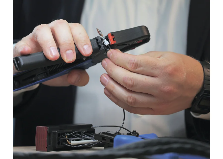 GEDORE Automotive wiring harness repair tool set, application image no. 3
