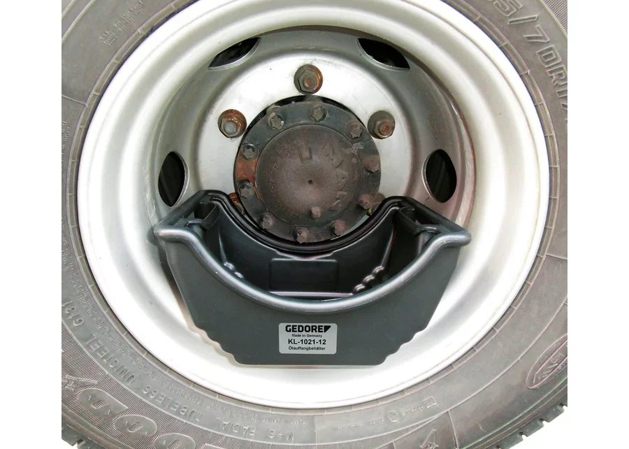 GEDORE Automotive oil drain container for drive axle, application image