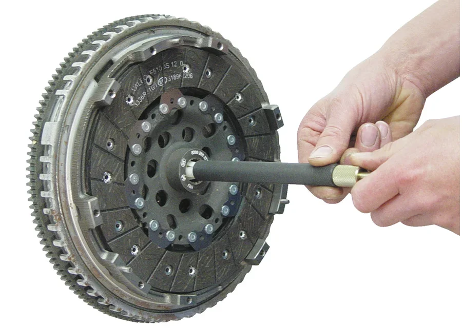 GEDORE Automotive universal SAC clutch tool set, application image no. 4