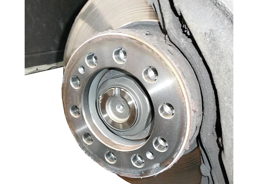 GEDORE Automotive 3/4" axle nut socket, special 6-point profile, application image