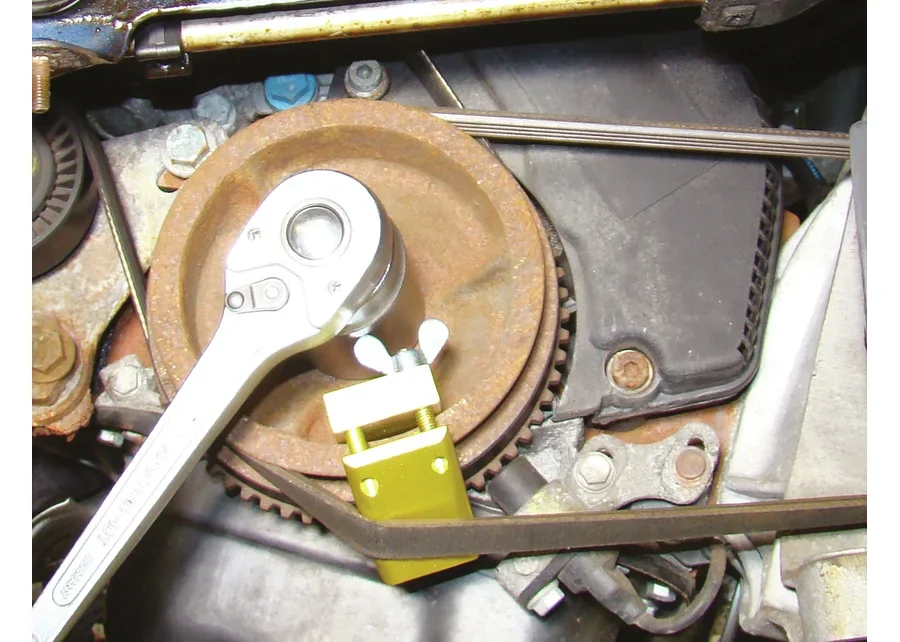 GEDORE Automotive belt removal/installation tool, application image no. 2