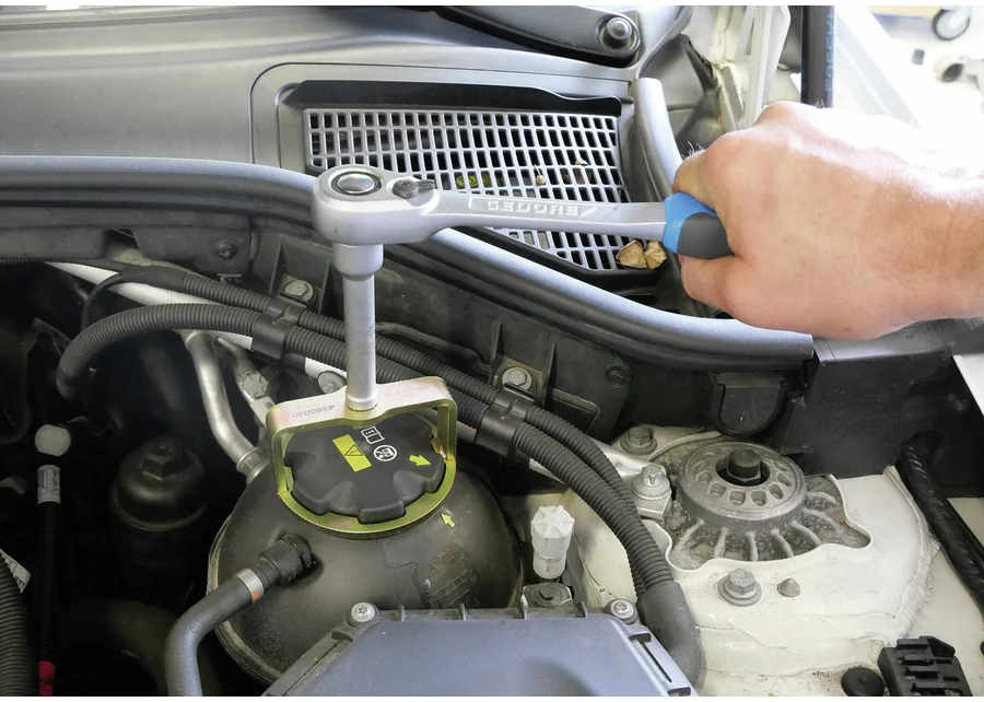 GEDORE Automotive socket insert for coolant cap, application image no. 2