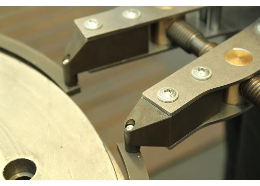 GEDORE circlip pliers set for internal and external rings, application image no. 2