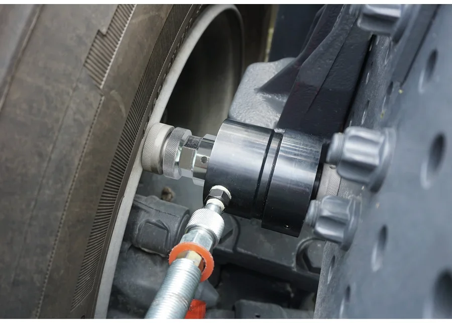 GEDORE Automotive wheel removal press, application image