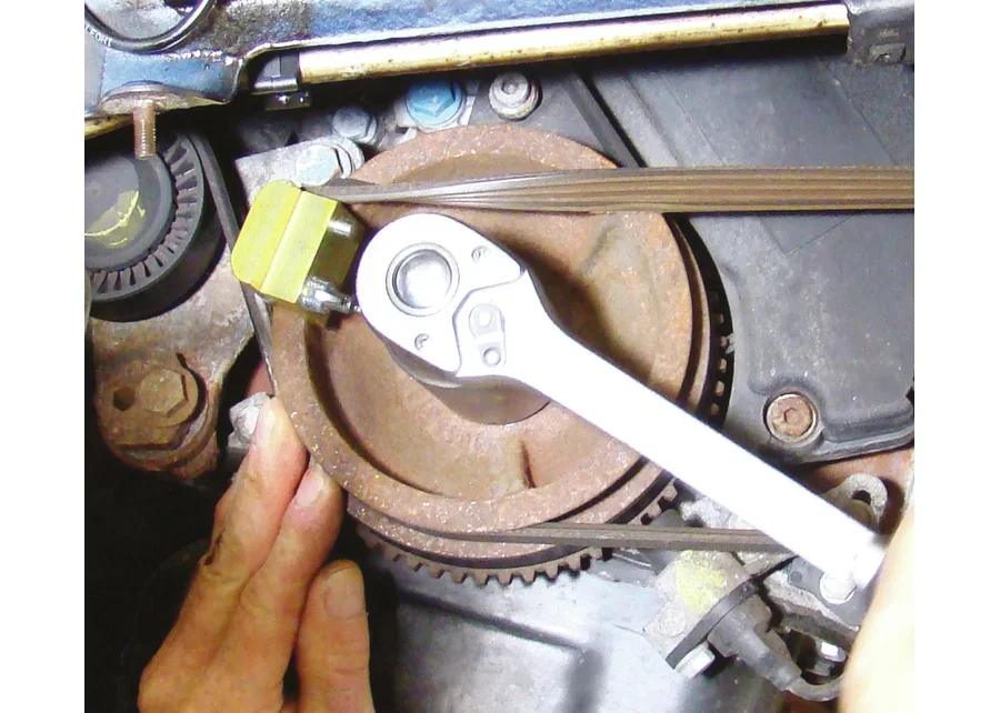 GEDORE Automotive belt removal/installation tool, application image no. 4