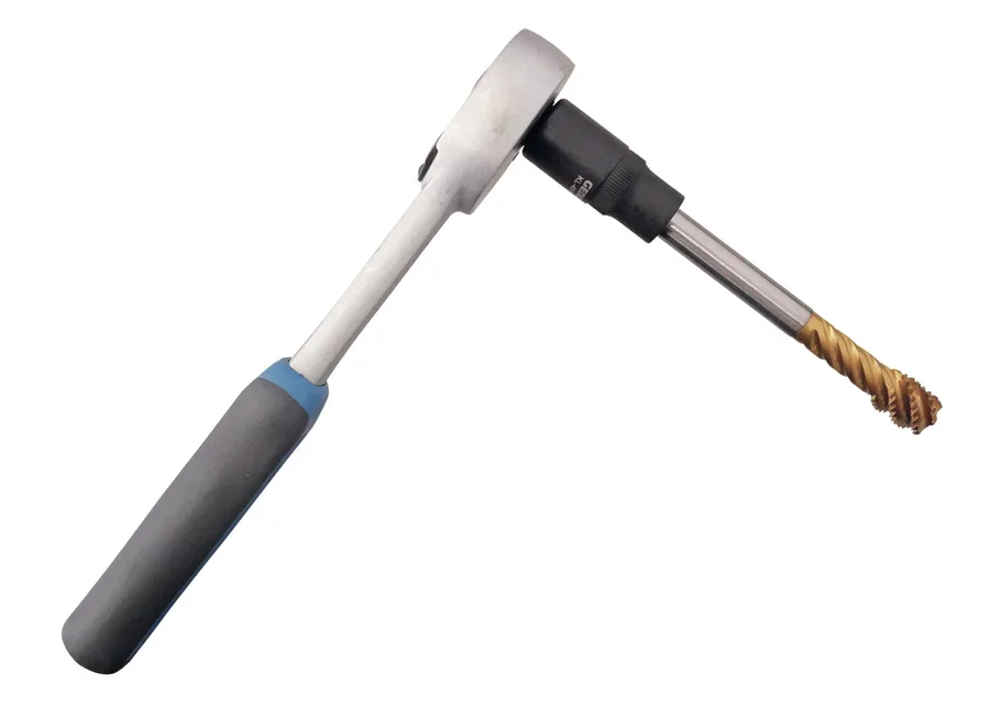 GEDORE Automotive socket adapter set for taps, application image