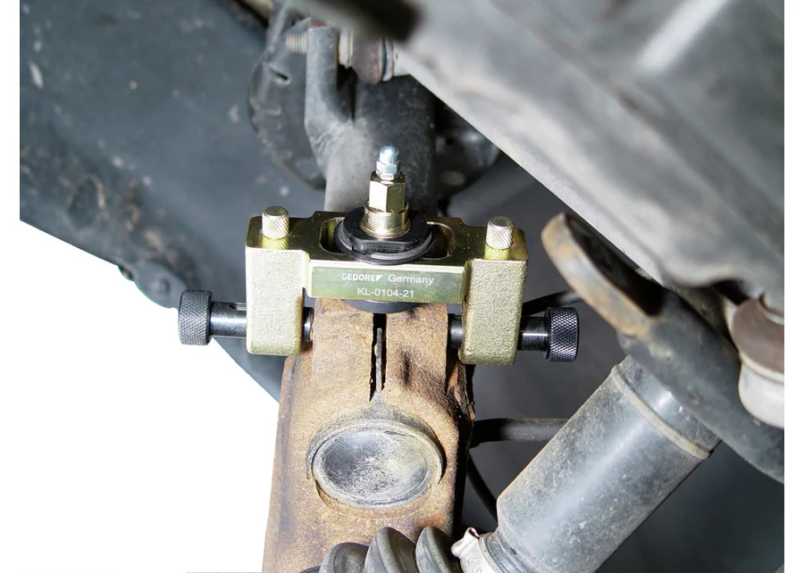 GEDORE Automotive Rollwerkbank mit Sortiment "Federn und Stoßdämpfer", Anwendungsbild Nummer 4