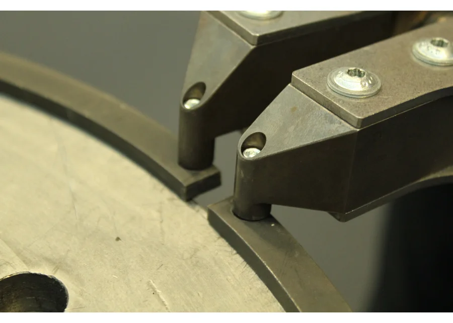 GEDORE circlip pliers set for internal and external rings, application image no. 1