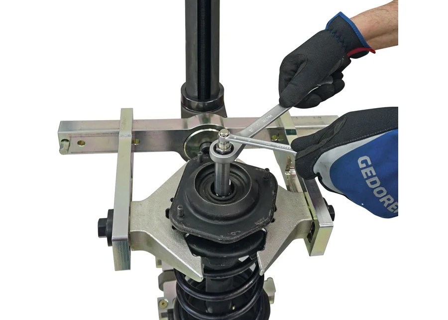 GEDORE Automotive roller cabinet with â€œSprings and shock absorbersâ€ assortment, application image no. 3