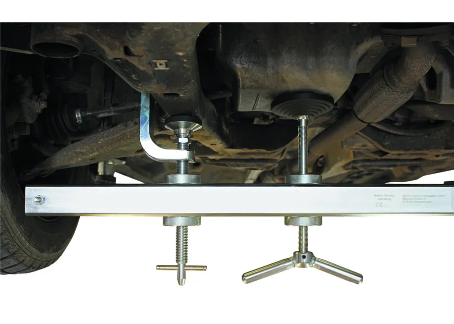 GEDORE Automotive engine support fixture, application image no. 1