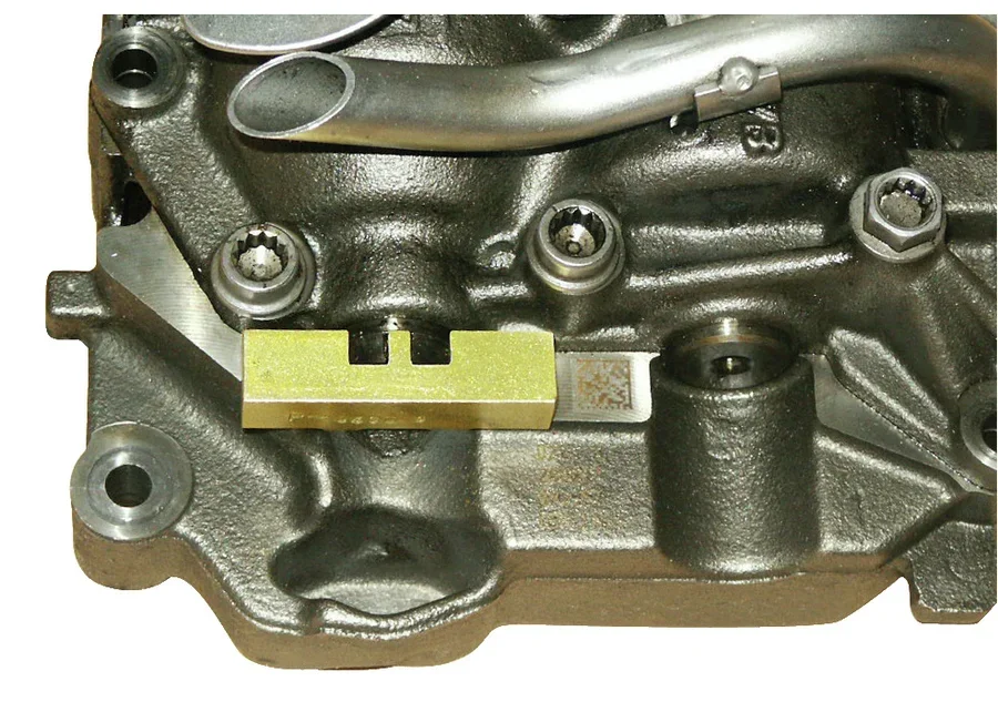 GEDORE Automotive locking tool, balance shaft (VW-Audi 2.0 TDI), application image