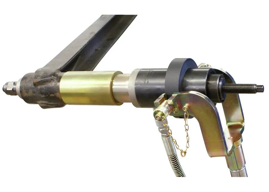 GEDORE Automotive bonded rubber bush tool, application image no. 2