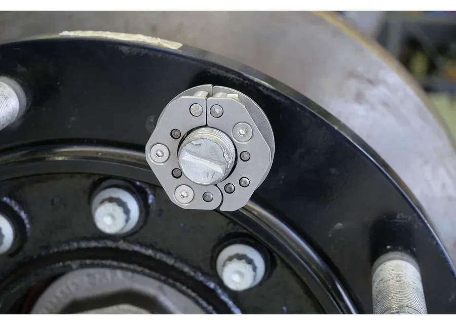 GEDORE Automotive thread-restoring tool for wheel studs, application image no. 5