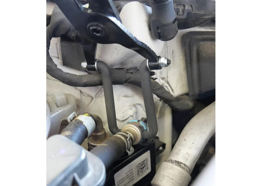 GEDORE Automotive pliers for fuel lines, application image