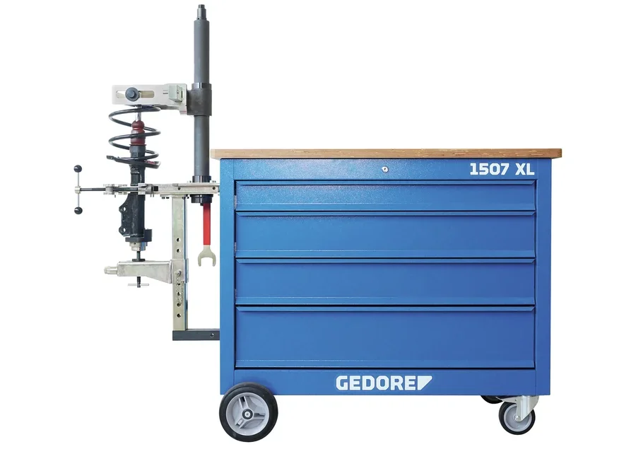 GEDORE Automotive tool and assembly trolley, application image