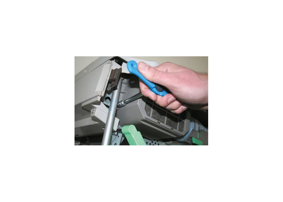 GEDORE 1/4" T-handle ratchet, application image