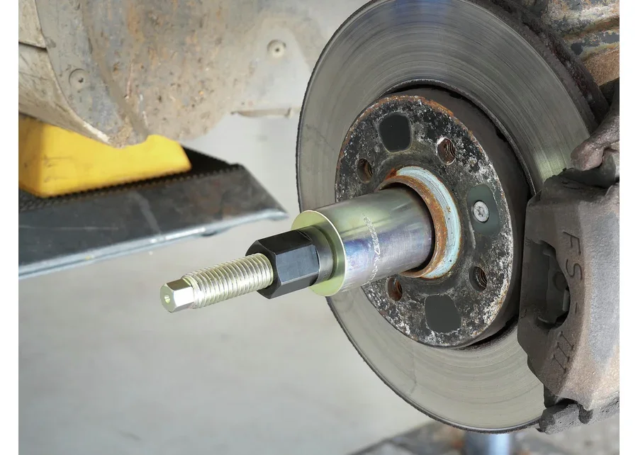 GEDORE Automotive Gelenkwellen Einziehwerkzeug, Anwendungsbild Nummer 1