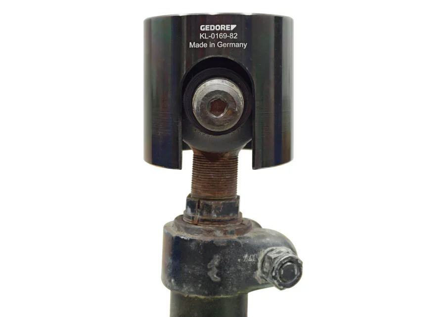 GEDORE Automotive release tool for tie-rod end, application image