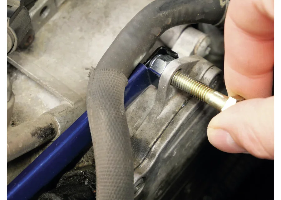 GEDORE Automotive clamping lever, application image