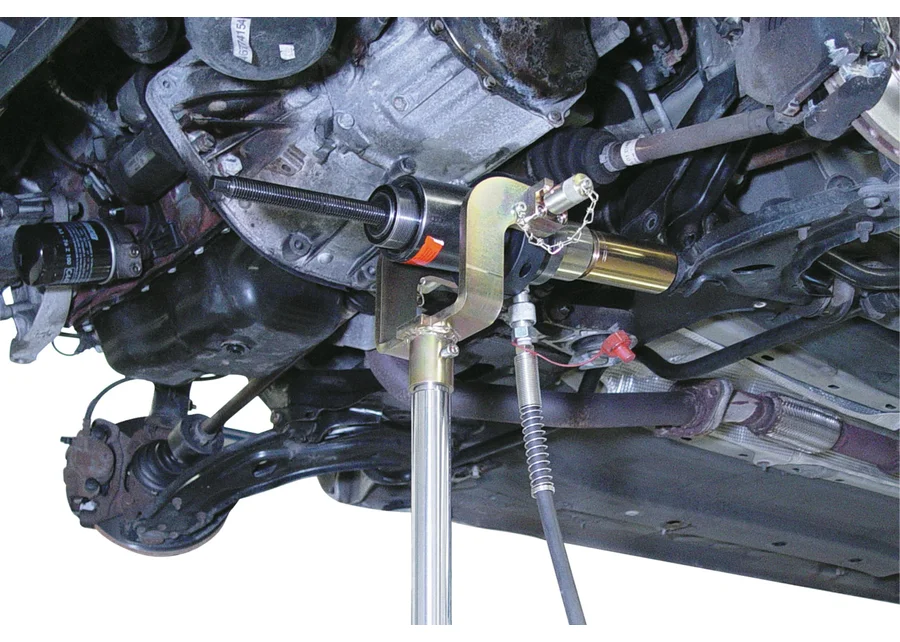 GEDORE Automotive mounting fixture for hydraulic cylinder, application image no. 1
