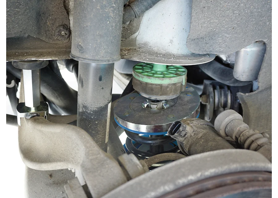 GEDORE Automotive hold-down device for transverse and trailing links, application image no. 1