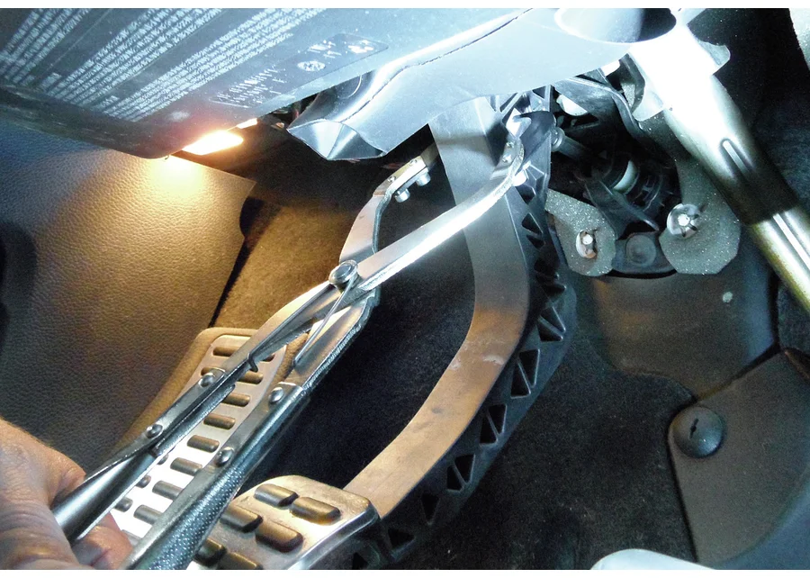 GEDORE Automotive pliers for clutch master cylinder piston rod, application image