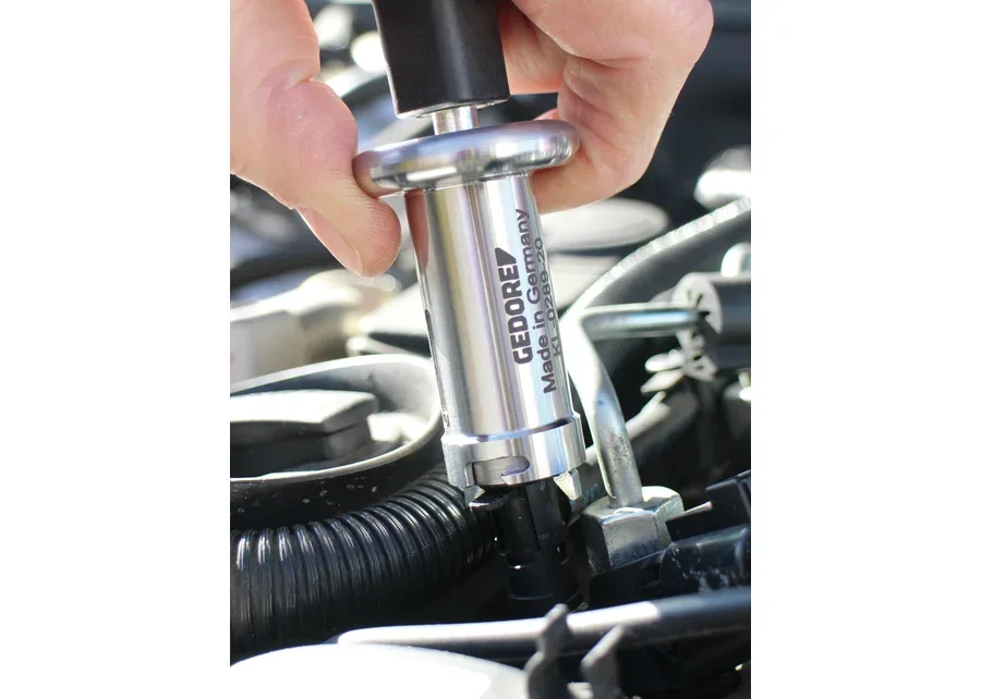 GEDORE Automotive removal and installation tool for fuel return line, application image no. 1