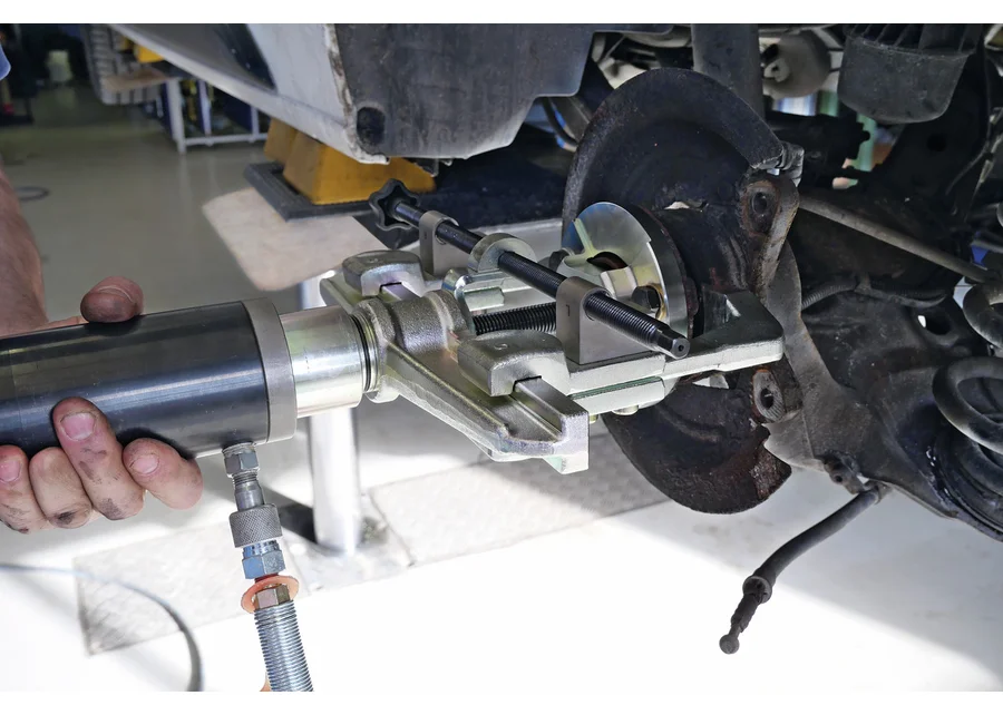GEDORE Automotive puller plate with screws, application image