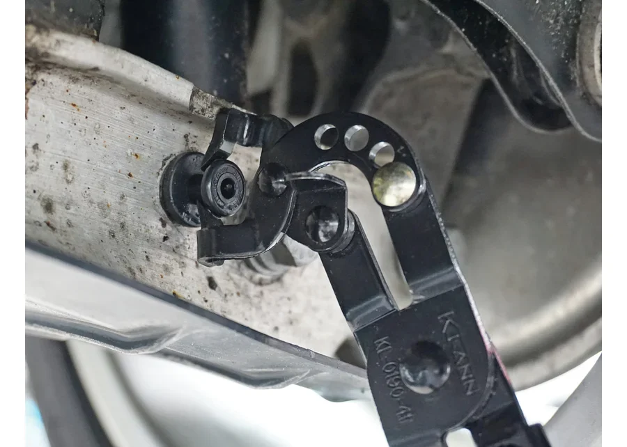 GEDORE Automotive Löse- und Demontagezange, Anwendungsbild Nummer 1