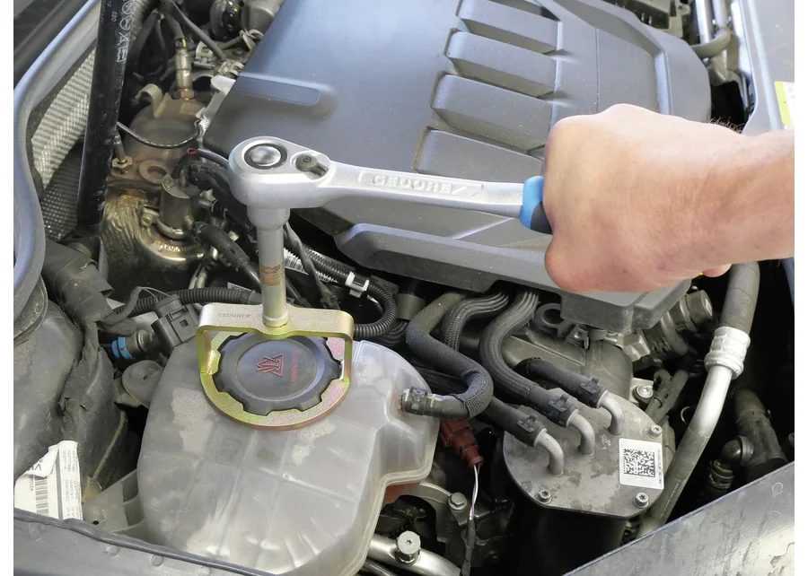 GEDORE Automotive embout de douille pour bouchon de liquide de refroidissement, image d'utilisation n° 1