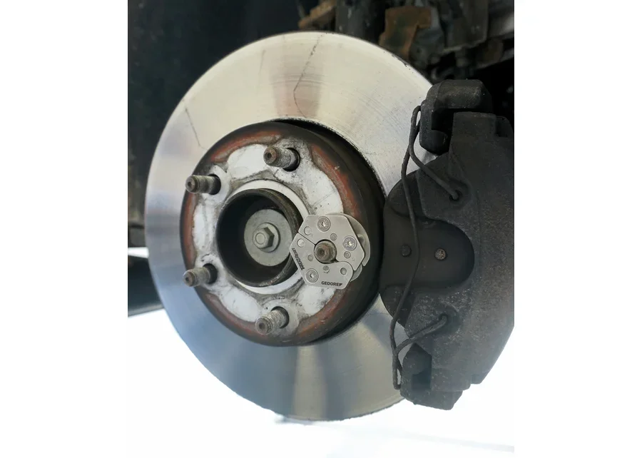 GEDORE Automotive Gewinderückform-Werkzeug für Radbolzen, Anwendungsbild Nummer 3