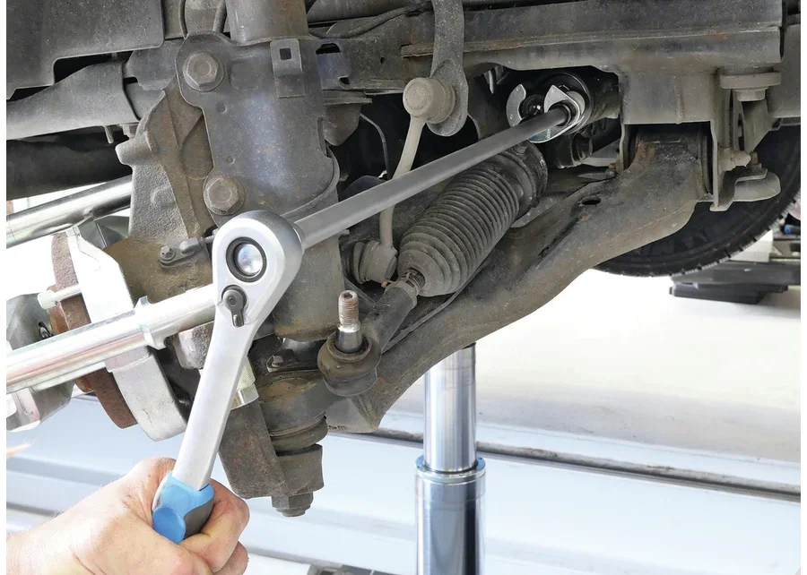 GEDORE Automotive offset wrench bundle, application image